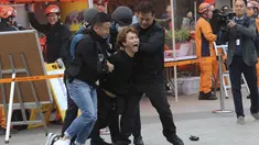 Seorang teroris tiruan ditangkap oleh petugas polisi selama latihan anti-terorisme di stasiun kereta bawah tanah Shindorim di Seoul, Korea Selatan, Selasa (29/10/2019). Latihan anti-terorisme bulan ini dikombinasikan dengan latihan pencegahan bencana. (AP Photo/Ahn Young-joon)