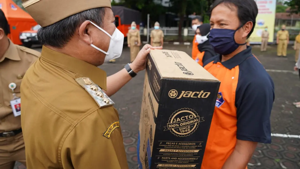 Bupati Garut Rudy Gunawan, memberkan simbolis berupa fasilitas kesehatan untuk pencegahan Covid19 tingkat RT-RW.