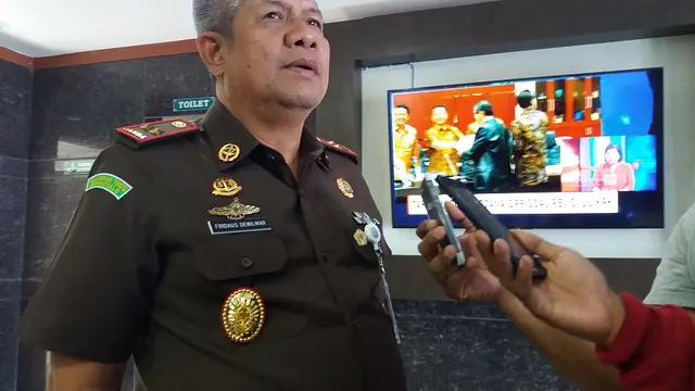 Kepala Kejaksaan Tinggi Sulawesi Selatan, Firdaus Dewilmar mengatakan menyerahkan sepenuhnya penanganan kasus dugaan suap yang menimpa anggotanya ke bidang Pengawasan Kejagung (Liputan6.com/ Eka Hakim)