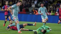Momen gawang Barcelona dibobol Atletico Madrid di leg pertama semifinal Copa del Rey. (LLUIS GENE / AFP)
