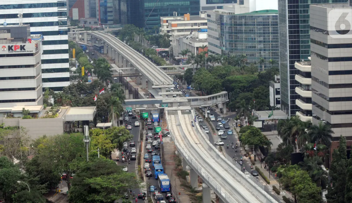 Proyek pembangunan Light Rail Transit (LRT) Jabodebek terlihat di Jalan Kuningan, Jakarta, Jumat (11/10/2019). Pengerjaan jalur angkutan massal tersebut sudah mencapai 65,77 persen, terdiri dari Cawang-Cibubur, Cawang-Dukuh Atas, dan Cawang-Bekasi Timur. (merdeka.com/Dwi Narwoko)