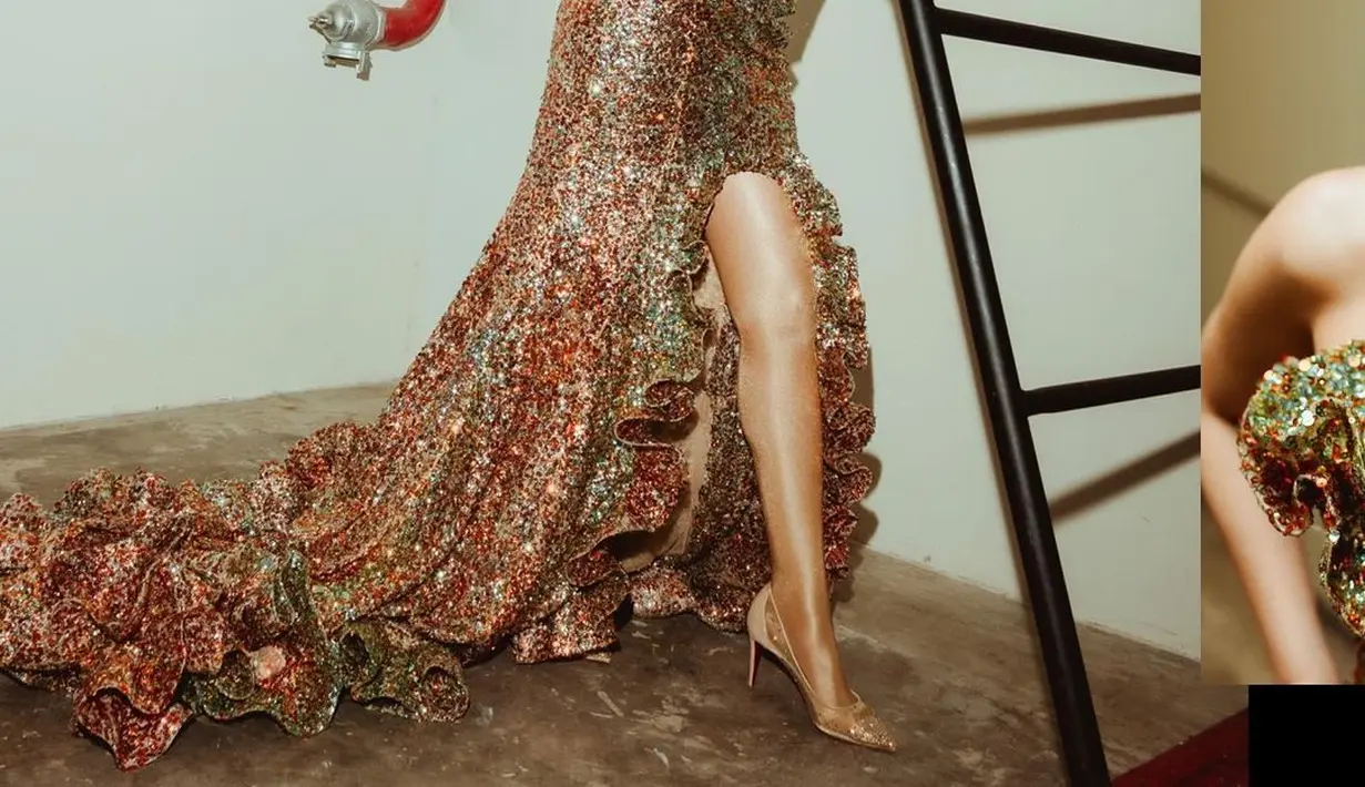 Penampilan BCL di AMI Awards juga luar biasa. Ia memilih dress super glamor bernuansa rose gold. Dress ini memiliki detail tanpa tali, kerut di bagian ujung-ujungnya, dan high slit. [Foto: Instagram/bclsinclair]