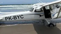Pesawat latih milik API Banyuwangi mendarat darurat di Pantai Ngagelan Taman Nasional Alas Purwo Banyuwangi (Istimewa)