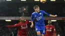 Duel Sturridge dan Marc Albrighton pada laga lanjutan Premier League yang berlangsung di stadion Anfield, Liverpool, Kamis (31/1). Liverpool imbang 1-1 kontra Leicester City. (AFP/Paul Ellis)