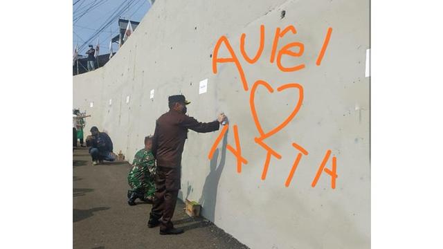 6 Editan Foto ala Netizen di Coretan Tembok Ini Kocak