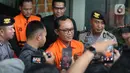 Bupati Lampung Tengah, Ardito Wijaya berjalan menuju mobil tahanan usai dihadirkan pada rilis penetapan status tersangka sekaligus penahanan di Gedung Merah Putih Komisi Pemberantasan Korupsi (KPK), Jakarta, Kamis (11/12/2025). (Liputan6.com/Helmi Fithriansyah)
