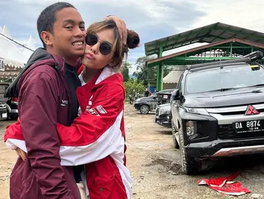 Dugaan Vanesha Prescilla yang sudah berpacaran kembali diperkuat dengan unggahan foto di Instgaram pribadi Zharfan Rahmadi. Pria itu mengunggah beberapa potret mesranya dengan Vanesha Prescilla yang disertai caption romantis. (Liputan6.com/IG/@zharfanrahmadi)