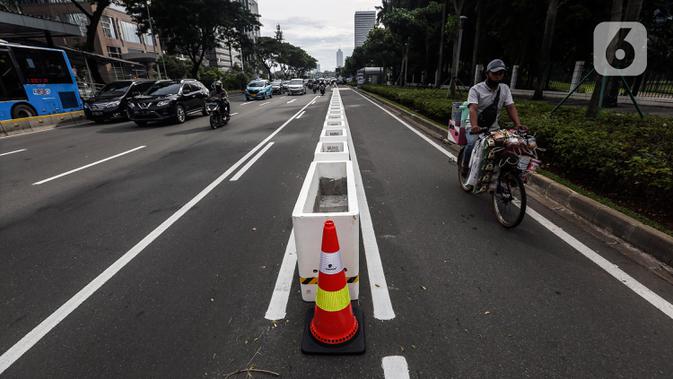 Pembatas jalur sepeda permanen di jalan Sudirman, Jakarta, Rabu (24/2/2021). Pemprov DKI Jakarta mulai mempermanenkan jalur sepeda di Jalan Sudirman - Thamrin, Jakarta Pusat. (Liputan6.com/Johan Tallo)
