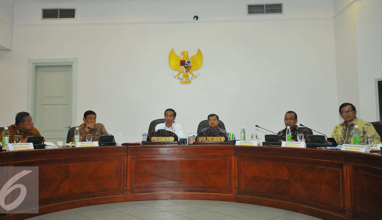 Presiden Jokowi di dampingi Wapres Jusuf Kalla saat rapat terbatas di Istana, Jakarta, Rabu (11/1). Di tahun 2017, pemerintah menargetkan restorasi lahan gambut capai 400 ribu hektar di tujuh provinsi tersebut. (Liputan6.com/Angga Yuniar)
