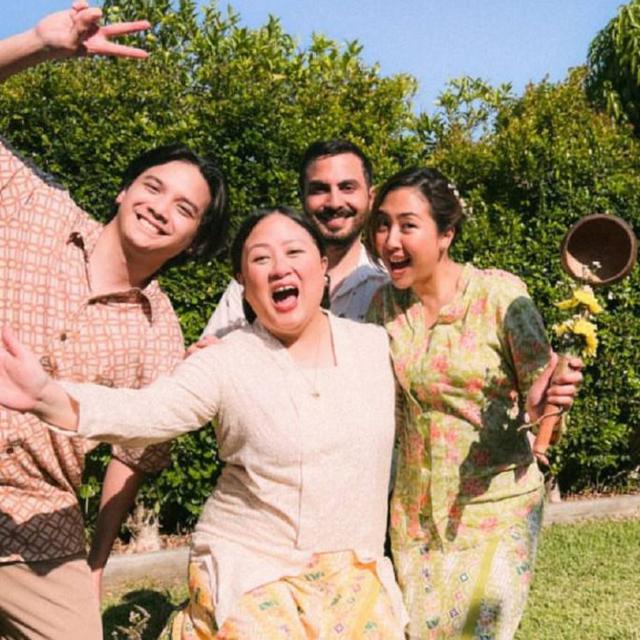 Sherina Munaf Kenakan Kebaya dan Kain Batik Berwarna Hijau. (Instagram/sherinasinna)