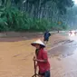 Banjir lumpur menggenangi Jalan Nasional Lintas Selatan (JLS) antara Bandung-Purwokerto di Majenang dan Cimangggu, Cilacap. (Foto: Liputan6.com/BPBD Cilacap/Muhamad Ridlo)