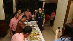 Duta Besar Australia untuk Indonesia, Paul Grigson (kiri) saat menjamu atlet angkat besi Eko Yuli dan Irawan dan sri Wahyuni di kediamannya,  Jakarta, Senin (5/9/2016). (Bola.com/Nicklas Hanoatubun)