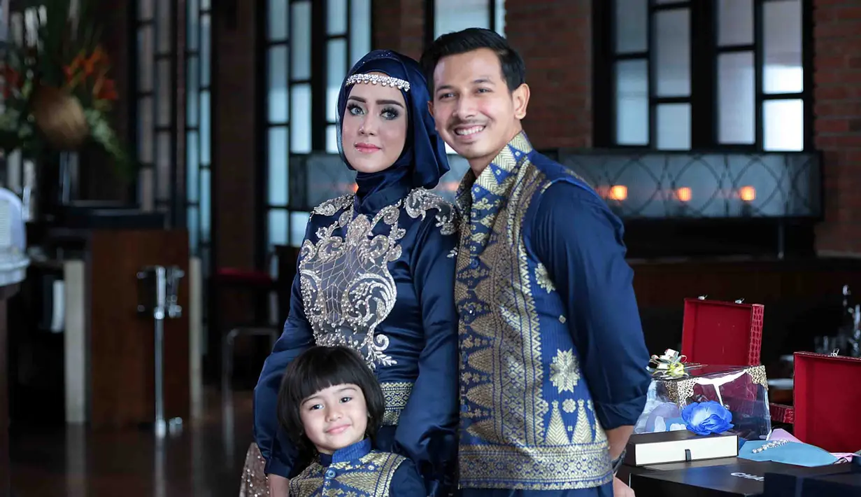 Pasangan selebriti Fairuz A Rafiq sebentar lagi akan nikah. Putri mendiang penyanyi dangdut A Rafiq itu akan dipersunting Sonny Septian pada Mei mendatang. (Deki Prayoga/Bintang.com)