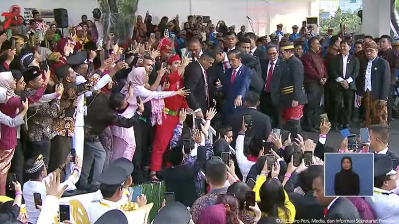 Presiden Joko Widodo atau Jokowi menyapa warga dan undangan yang hadir sebelum Upacara Penurunan Bendera Merah Putih di Istana, Kamis (17/8/2023).