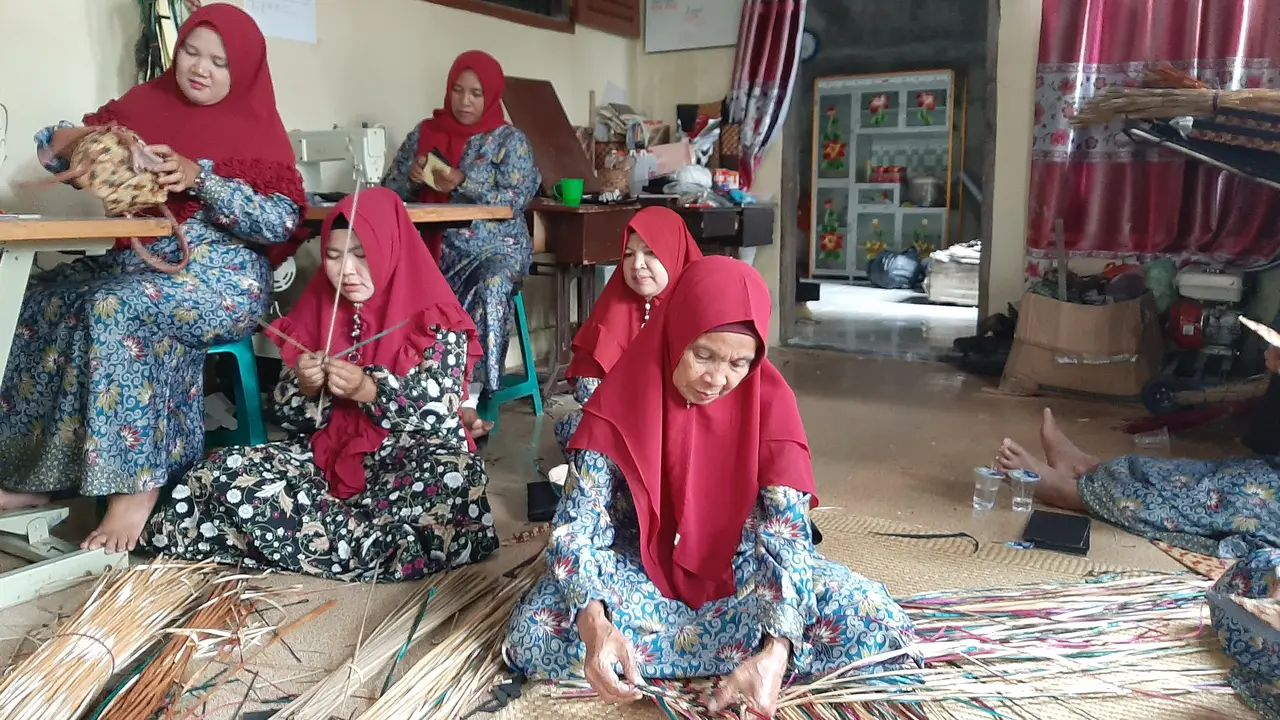 Emak-Emak Ubah Gulma Jadi Anyaman Cantik