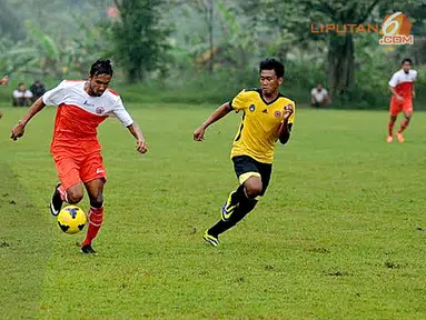 Pergerakan pemain asing Persija (Rohit Chand) terus mendapat kawalan ketat pemain Urakan FC (Liputan6.com/Helmi Fithriansyah).