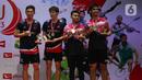 Dong dari China berpose dengan trofi Indonesia Masters 2023 di Istora Senayan, Jakarta Pusat, Minggu (29/1/2023). Leo Rolly Carnando/Daniel Martin keluar sebagai juara Indonesia Masters 2023 seusai mengandaskan pasangan China, He Ji Ting/Zhou Hao Dong dua game langsung dengan skor 21-17, 21-16.  (Liputan6.com/Herman Zakharia)