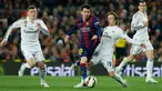 Penyerang Barcelona, Lionel Messi (kedua dari kiri) berusaha melewati dua pemain Real Madrid pada laga Liga Spanyol di Stadion Nou Camp, Senin (23/3/2015). Barcelona Menang 2-1 atas Real Madrid. (Reuters/Albert Gea)