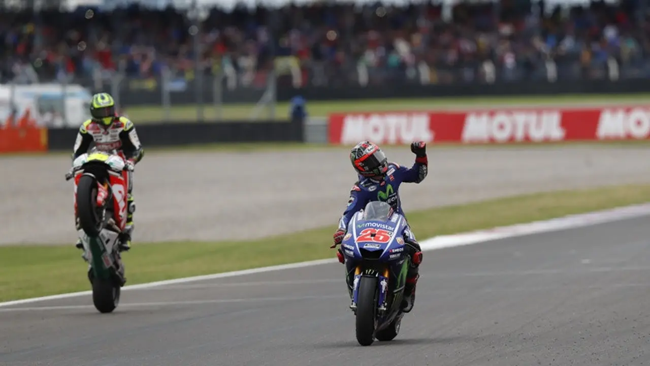 Pebalap Movistar Yamaha, Maverick Vinales (kanan), berselebrasi setelah menjuarai MotoGP Argentina, Minggu (9/4/2017). (EPA/David Fernandez)