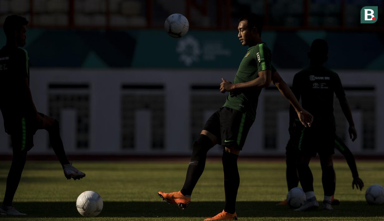 Pemain Timnas Indonesia, Hansamu Yama, mengontrol bola saat latihan di Stadion Wibawa Mukti, Jawa Barat, Senin (10/9/2018). Latihan ini persiapan jelang laga uji coba melawan Mauritius. (Bola.com/Vitalis Trisna)