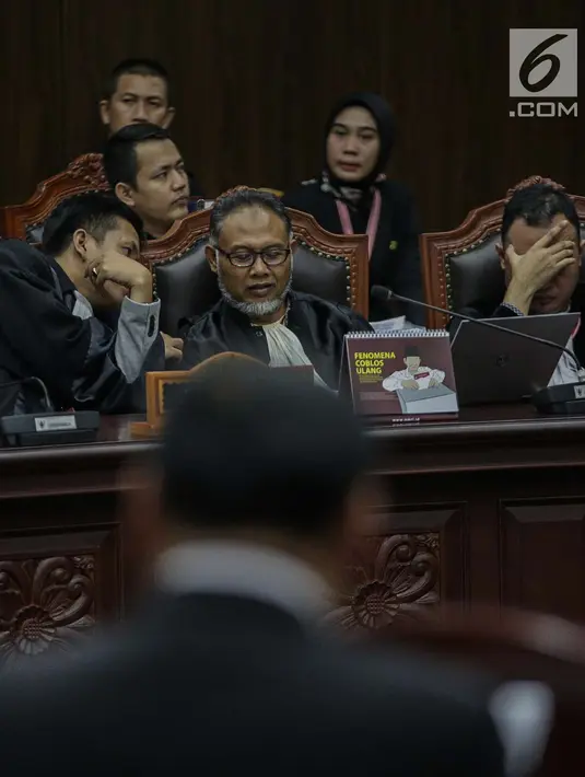 Ketua Tim Hukum Prabowo-Sandiaga, Bambang Widjojanto saat mengikuti sidang lanjutan perselisihan hasil pemilihan umum (PHPU) untuk Pemilihan Presiden 2019 di Gedung MK, Jakarta, Selasa (18/6/2019). (Liputan6.com/Faizal Fanani)