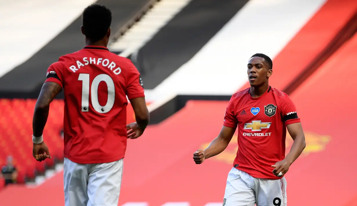 Penyerang Manchester United, Anthony Martial (kanan) berselebrasi usai mencetak gol ke gawang Sheffield United pada pertandingan lanjutan Liga Inggris di Old Trafford di Manchester, Inggris (24/6/2020). MU menang telak 3-0 atas Sheffield United. (Michael Regan/Pool via AP)