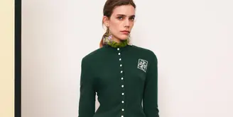 Tory Burch mengambil pola dasar pakaian olahraga dan meningkatkan kepribadiannya dengan sedikit funk, dan banyak kesenangan. Siluet pakaian seperti kemeja polo, kardigan, celana jins lima saku, jas panjang, dan setelan rok. Di sini, penampilannya memancarkan gaya tahun 90-an yang keren dengan kepekaan modern dalam palet warna cerahnya dan perpaduan antara busana kasual dan mewah. Dok. Tory Burch