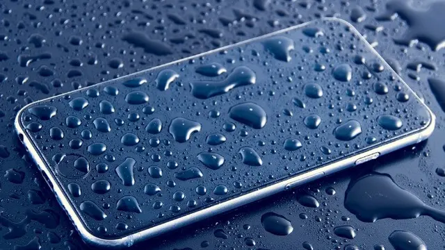6 Cara Mudah Atasi Smartphone yang Kehujanan