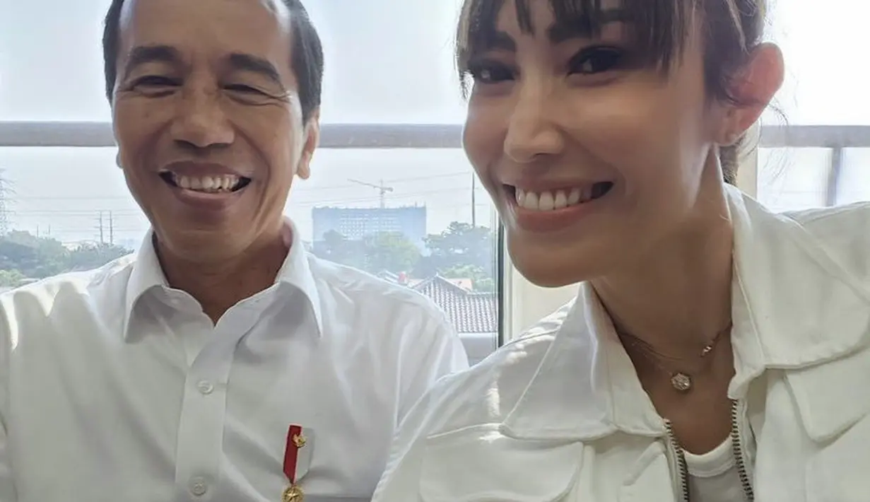 Ayu Dewi serasi dengan Jokowi mengenakan pakaian serba putih. [Instagtam/@mrsayudewi]