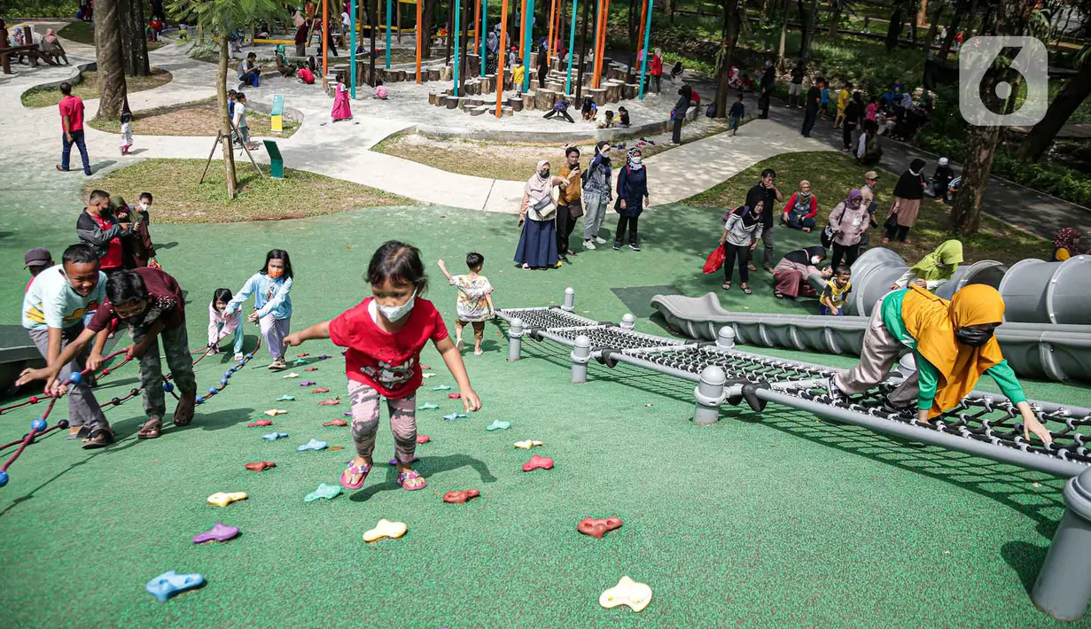 <p>Pengunjung bermain di area playground Tebet Eco Park, Jakarta, Selasa (10/5/2022). Warga memanfaatkan libur dengan bermain dan berolahraga di taman terbuka setelah pemerintah memperpanjang masa liburan sekolah hingga tanggal 11 Mei 2022. (Liputan6.com/Faizal Fanani)</p>