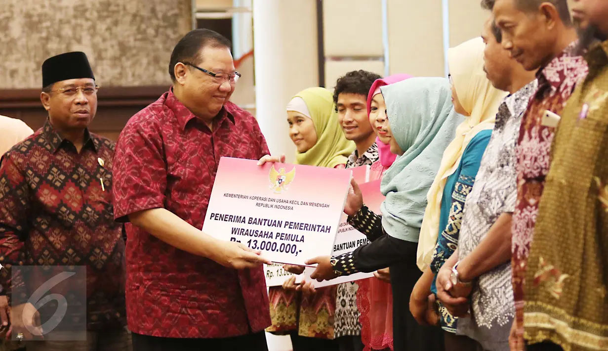 Menteri Koperasi dan UKM Puspayoga secara simbolis memberikan bantuan pemerintah melalui program Wirausaha Pemula saat sinergi program pembiayaan Kementerian Koperasi dan UMK dengan pemerintah daerah Provinsi NTB, Jumat (12/5). (Liputan6.com/Angga Yuniar)