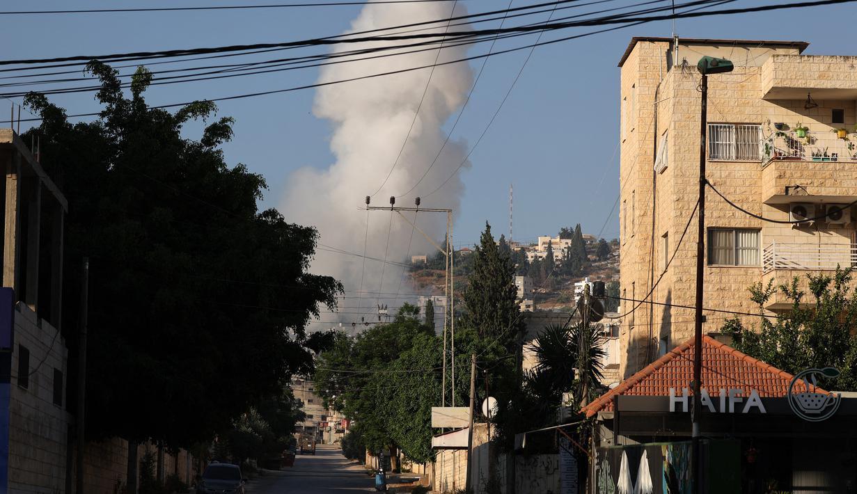 Pejabat kesehatan Palestina mengatakan setidaknya tiga warga Palestina tewas dalam serangan itu. (AFP/Jaafar Ashtiyeh)