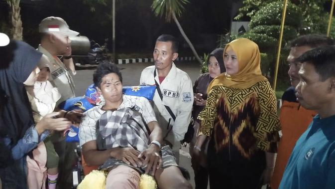 Indra warga asal Cirebon yang menjadi korban gempa dan tsunami Palu Sulawesi Tengah mendapatkan perawatan serius dari pemerintah setempat. Foto (Liputan6,com / Panji Prayitno)
