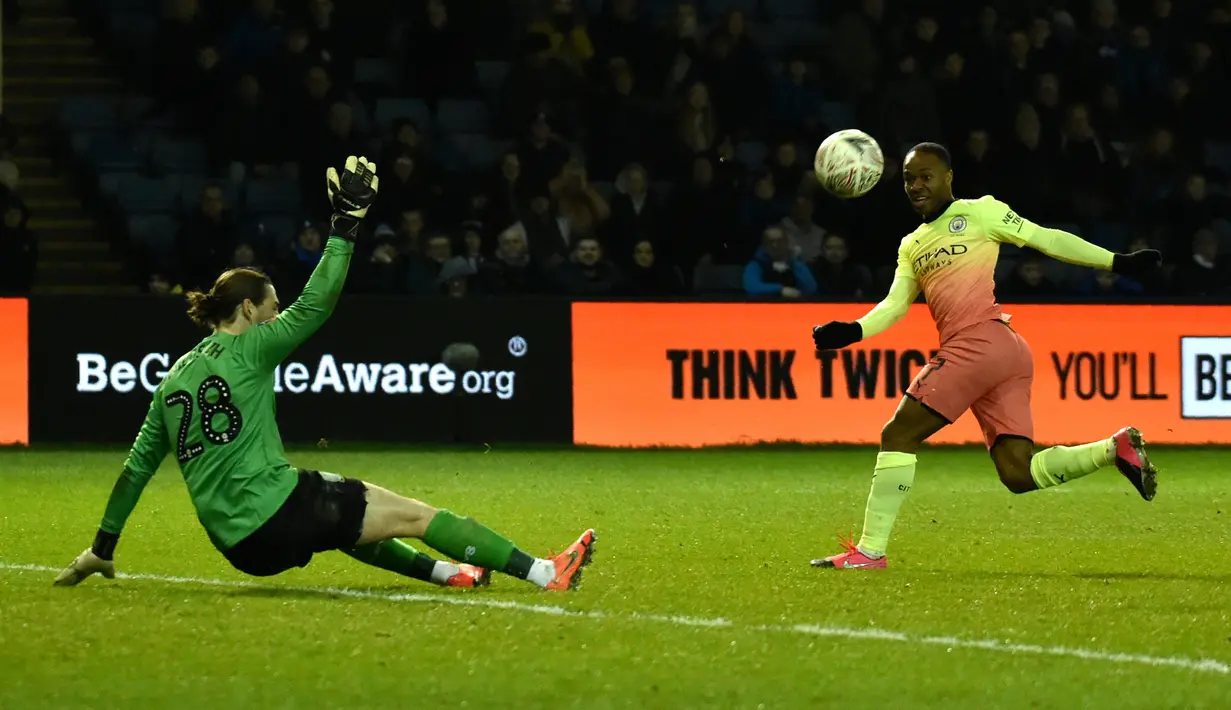 Kiper Sheffield Wednesday Joe Wildsmith, melakukan penyelamatan dari serangan winger Manchester City, Raheem Sterling, pada putaran kelima Piala FA di Hillsborough, Rabu (4/3/2020).Sempat kesulitan, Manchester City akhirnya menang tipis 1-0 atas Sheffield Wednesday. (AP/Rui Vieira)