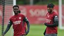 Senyum sumringah pemain Arsenal, Bukayo Saka (kiri) dan Noni Madueke (kanan) pada sesi latihan jelang leg kedua semifinal Liga Champions melawan Atletico Madrid di Emirates Stadium, London, Rabu (6/5/2026) dini hari WIB. (AP Photo/Steven Paston)