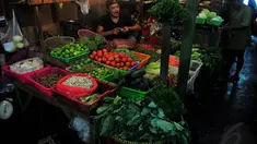 Aktivitas sejumlah pedagang di pasar Senen, Jakarta, Selasa (18/11/2014). (Liputan6.com/Johan Tallo)