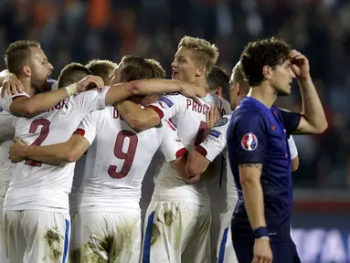 Timnas Republik Ceko sukses meredam Belanda 2-1 di kualifikasi Piala Eropa 2016 grup A di Praha, (9/9/2014). (REUTERS/David W Cerny)