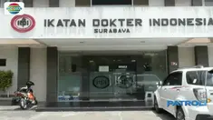 Penganiayaan yang dilakukan pihak keluarga pasien terhadap dokter di RSUD Sampang terekam cctv,