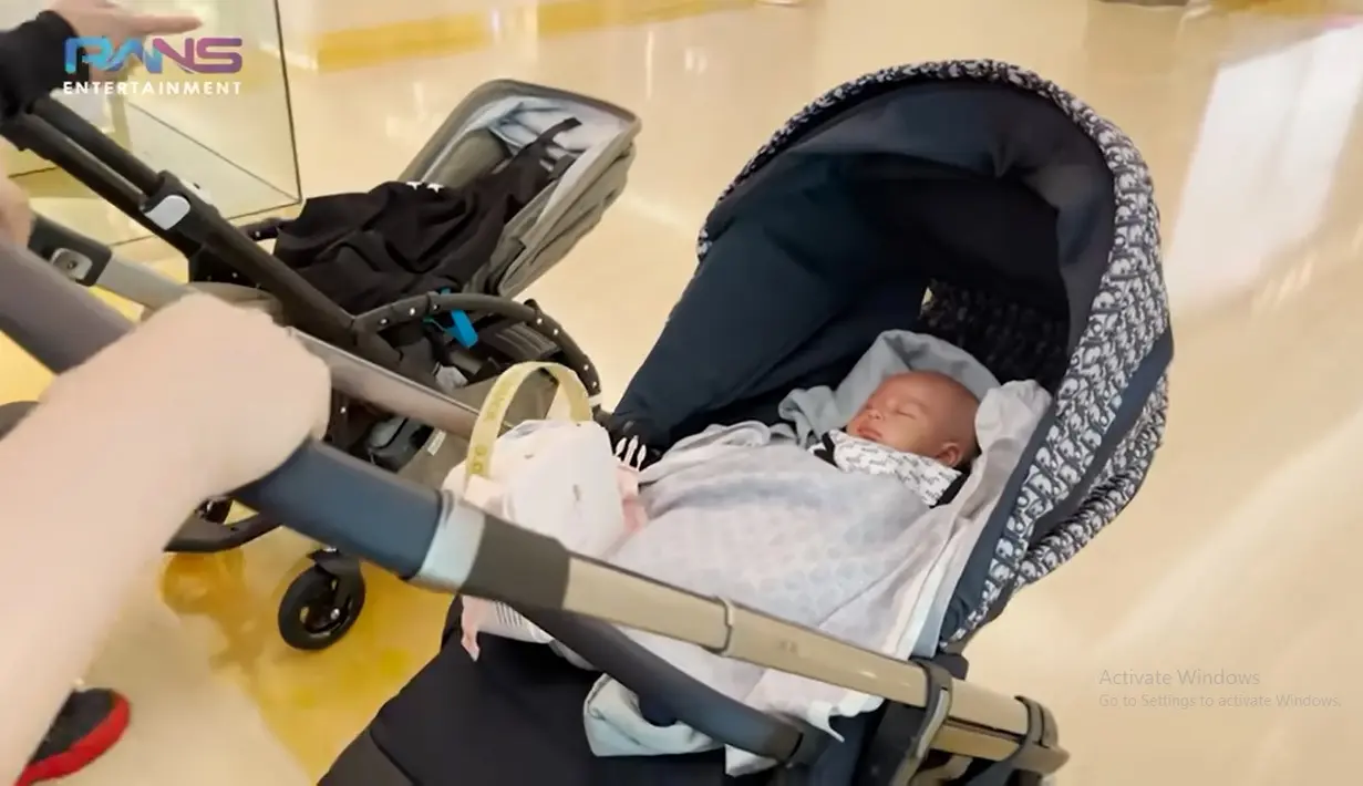 Tentu saja tidak berhenti di situ, ia membawa Rayyanza dengan sebuah stroller bayi yang kemudian menjadi buah bibir masyarakat Indonesia. Foto: Youtube.