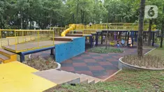 Suasana saat pengunjung bermain di Taman Puring, Jakarta, Selasa (14/1/2020). Setelah direvitalisasi sejak September 2019, kini Taman Puring sudah dapat dikunjungi oleh masyarakat. (Liputan6.com/Herman Zakharia)