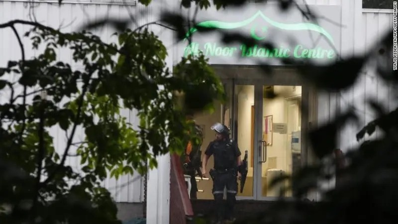 Polisi menyisir TKP penembakan Masjid Al-Noor di barat Oslo, Norwegia (Terje Federsen / AFP PHOTO)