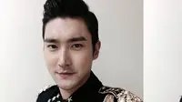 Siwon `Super Junior` dikritik penggemar karena dianggap tak sopan karena menggunakan simbol agama.