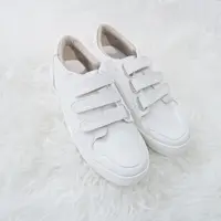 Ilustrasi sneakers putih. (qlapa.com)