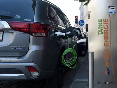 Mobil listrik sedang diisi daya di sebuah stasiun pengisian daya umum di Wina, Austria (14/7/2020). Menurut Asosiasi Federal Austria untuk Mobilitas Listrik, 4.805 mobil bertenaga listrik penuh telah didaftarkan di Austria hingga akhir Juni tahun ini, atau 4,3 persen dari seluruh pendaftaran mobil b