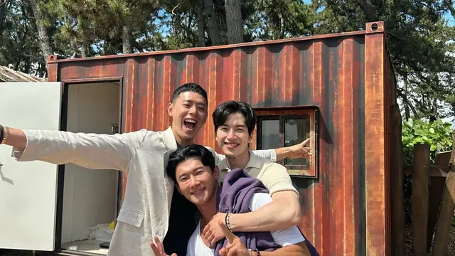 Lee Gwan Hee unggah foto bersama kontestan Single's Inferno 3. [Foto: Instagram/leegwanhee0429]