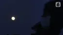 Fenomena langka blue moon terlihat di langit kawasan Jakarta, Rabu (30/8/2023). (Liputan6.com/Angga Yuniar)