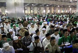 Warga mengikuti Istighosah Nahdlatul Ulama  di Masjid Istiqlal, Jakarta, Minggu (14/6). Istighosah tersebut untuk menyambut bulan Ramadan 1436 H sekaligus pembukaan Munas Alim Ulama jelang Muktamar NU pada Agustus mendatang. (Liputan6.com/Helmi Afandi)
