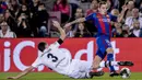 Bek Barcelona, Lucas Digne, berusaha melewati hadangan bek Gladbach, Andreas Christensen. Sementara Gladbach harus puas berada di posisi ketiga Grup C dan gagal lolos ke babak 16 besar. (AFP/Josep Lago)