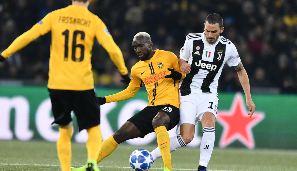 Aksi pemain Juventus berduel dengan pemain Young Boys pada laga lanjutan Liga Champions yang berlangsung di stadion Stade de Suisse, Swiss, Kamis (13/12). Juventus kalah 1-2 atas Young Boys. (AFP/Fabrice Coffrini)