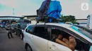 Banyak para pemudik yang harus rela terjebak antrian panjang hingga berjam jam untuk menyeberang ke pelabuhan Bakauheni. (Liputan6.com/Angga Yuniar)